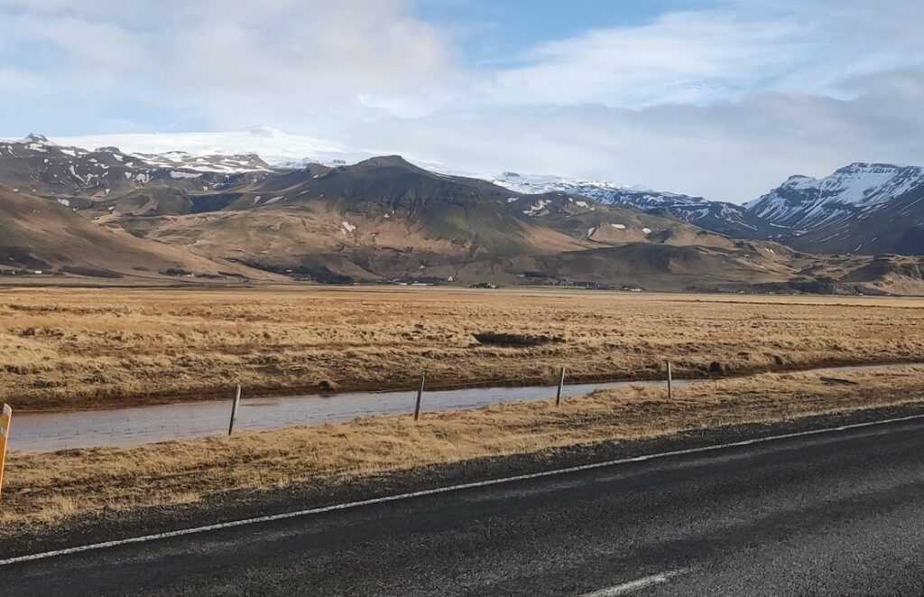 כביש הטבעת באיסלנד על רקע ההרים והקרחונים